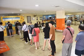 Khách "khát" đổi tiền mới lì xì, ngân hàng cạn tiền chỉ sau nửa giờ