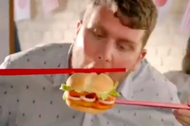 Burger King vội vã xóa quảng cáo ăn bánh hương vị Việt Nam bằng đũa