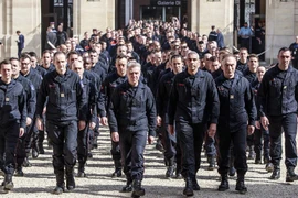 Pháp vinh danh những người lính cứu hỏa đã cứu Nhà thờ Đức Bà