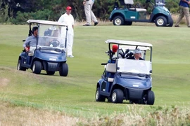 Tổng thống Trump thư thái đánh golf trước cuộc với ông Putin
