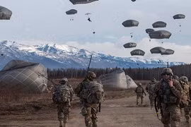 Mục kích lính Mỹ nhảy dù kín trời châu Âu, thách thức Nga