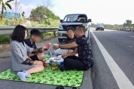 Cục CSGT vào cuộc vụ cả gia đình đỗ xe, bày tiệc ngay trên đường cao tốc