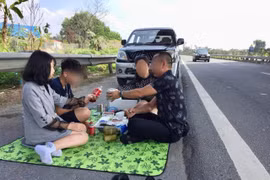 Cục CSGT vào cuộc vụ cả gia đình đỗ xe, bày tiệc ngay trên đường cao tốc