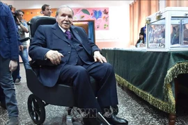 Tổng thống Algeria từ chức giữa sức ép của quân đội