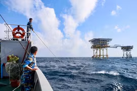 Tàu Trường Sa vượt biển chuyển quà Tết ra nhà giàn DK1