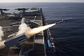 Điều chưa biết về "tấm khiên" tàu sân bay Mỹ sắp tới Đà Nẵng