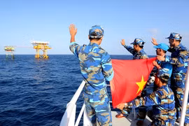 Thắp lửa niềm tin nơi đầu sóng ngọn gió Trường Sa