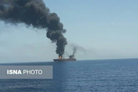Tàu chở dầu lại bị dính ngư lôi gần bờ biển Iran