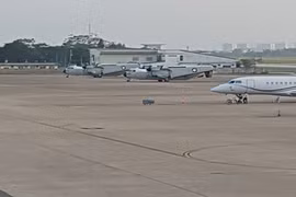 Cận cảnh phi cơ của tàu sân bay Carl Vinson tới Đà Nẵng