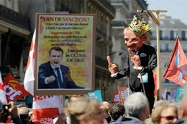 Hàng nghìn người tuần hành phản đối Tổng thống Pháp tại thủ đô Paris