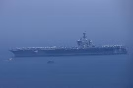 Tàu sân bay Carl Vinson “thấp thoáng” trên vịnh Đà Nẵng