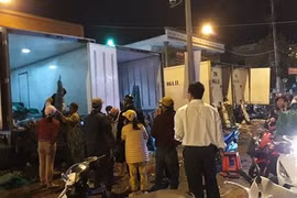 Tối 29 Tết thương lái bán hoa rẻ như cho, chịu lỗ để kịp về quê 