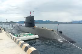 Tàu ngầm Phòng vệ Nhật Bản lần đầu tiên đến thăm Việt Nam