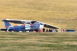 Máy bay lao vào đám đông, 11 người thương vong