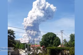 Video: Núi lửa Indonesia phun trào dữ dội ở đảo bị động đất sóng thần