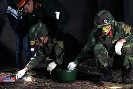 Công binh trắng đêm tìm "vật thể lạ" vụ nổ ở Bắc Ninh