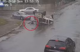 Video: Ô tô bị đâm lộn ngược, tài xế thoát ra một cách thần kỳ