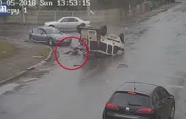 Video: Ô tô bị đâm lộn ngược, tài xế thoát ra một cách thần kỳ