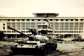 Tường tận xe tăng húc đổ cổng Dinh Độc Lập vào ngày 30/4/1975