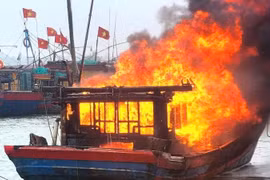 Tàu cá ngư dân Quảng Bình bốc cháy dữ dội trên sông Nhật Lệ