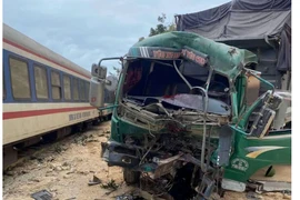 Hà Tĩnh: Va chạm với tàu hoả, tài xế xe tải bị thương nặng