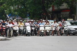 “Dừng xe mặc áo mưa bị phạt 14 triệu đồng” là thông tin thất thiệt