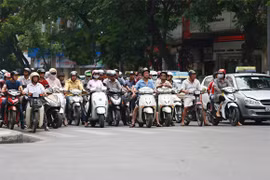 “Dừng xe mặc áo mưa bị phạt 14 triệu đồng” là thông tin thất thiệt