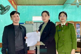 Nhận 1,7 tỷ đồng từ tài khoản lạ, người phụ nữ lập tức báo công an