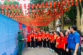 Ngã ba Đồng Lộc rực rỡ cờ hoa chào mừng Đại lễ 30/4