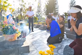 Em gái nghẹn ngào bên phần mộ anh trai liệt sĩ sau 50 năm