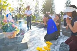 Em gái nghẹn ngào bên phần mộ anh trai liệt sĩ sau 50 năm