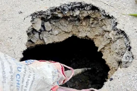 Hố “tử thần” sâu 2m bất ngờ xuất hiện trên đường ở Hà Tĩnh