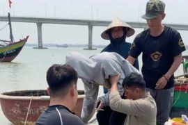 Kịp thời giải cứu nam thanh niên nhảy cầu Cửa Hội tự tử