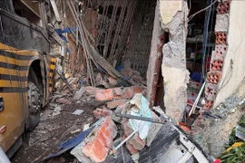 Xe khách đâm vào nhà dân, 2 người bị thương nặng