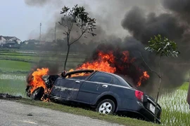 Xe ô tô con bất ngờ bốc cháy dữ dội ở Hà Tĩnh