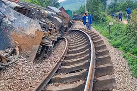 Hà Tĩnh: Tàu hỏa va chạm xe tải, đường sắt bị tê liệt