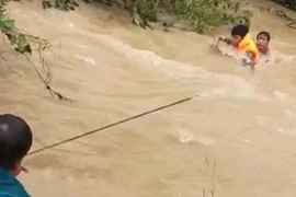 Giải cứu nhóm trẻ bị mắc kẹt giữa dòng nước xiết ở Ninh Thuận