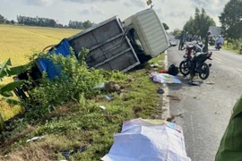 Xe chở rác va chạm xe máy, 4 người thương vong ở Long An