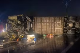 Lật xe khách trên quốc lộ 1A, nhiều người bị thương