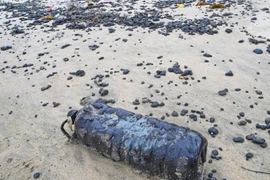 Hơn 30 tấn dầu vón cục trôi dạt vào bờ biển thành phố Huế