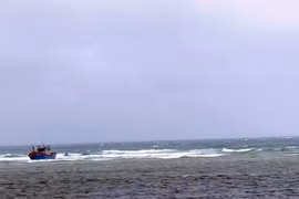 Hai tàu cá gặp nạn trên biển, một ngư dân Hà Tĩnh mất tích