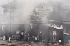 Quảng Bình: Siêu thị điện thoại Toàn Cầu Luxury Mobile cháy lớn