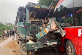 Xe giường nằm đối đầu xe tải, hàng chục hành khách hoảng loạn