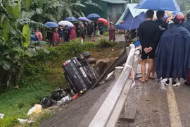 Hà Tĩnh: Xe máy va chạm ô tô bán tải, 3 người thương vong