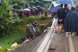 Hà Tĩnh: Xe máy va chạm ô tô bán tải, 3 người thương vong