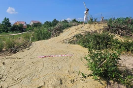 Nền đất bị nứt, nước bùn vàng nhạt tuôn trào ở Phú Yên