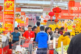 Đi sắm Tết: Siêu thị đông nghịt, chợ truyền thống vắng hoe