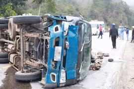 Xe máy va chạm ô tô tải, 2 mẹ con tử vong thương tâm