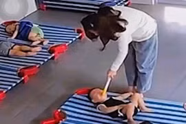 Tạm giữ hình sự bảo mẫu hành hạ cháu bé ở Quảng Nam