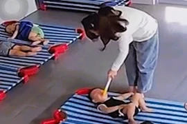 Tạm giữ hình sự bảo mẫu hành hạ cháu bé ở Quảng Nam